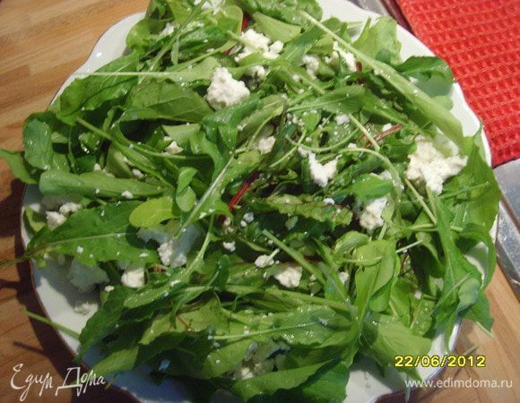 Расскрошить козий сыр, выложить на руколу.