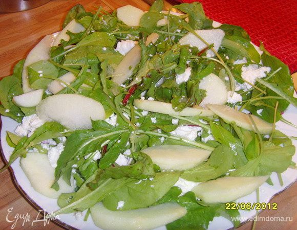 Яблоки очистить, нарезать дольками, взбрызнуть соком лайма и выложить на салат