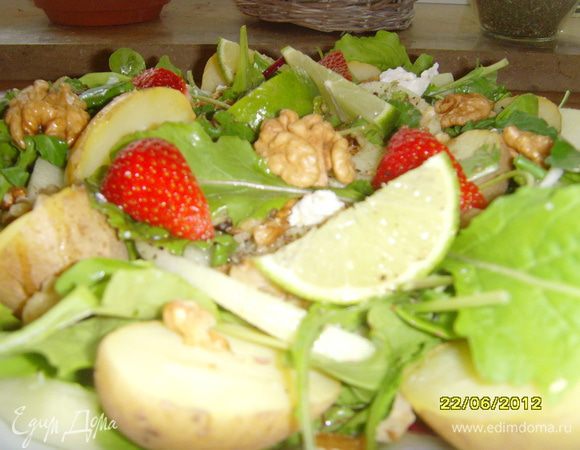 Смешать ингредиенты для соуса, полить соусом салат, украсить ядрами  грецкого ореха и дольками лайма. 