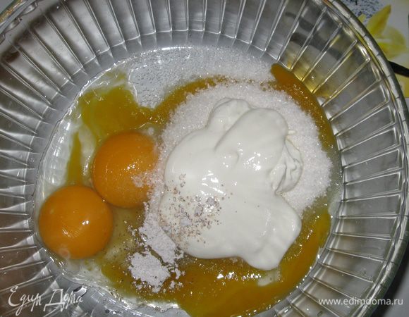 Все ингредиенты для теста соединить. Последней добавить муку и соду,  погашенную лимонным соком. Тесто должно быть не крутым. Лишь бы его можно было брать в руки. 