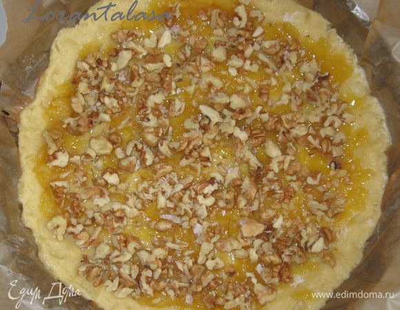 Переложить лист с тестом в форму. Выложить на тесто конфитюр и орехи, порезанные мелко.