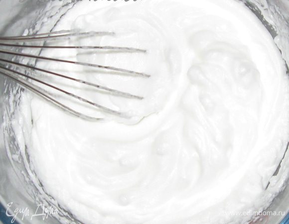 Взбить белки с щепоткой соли, затем порциями ввести сахар. Взбивать до устойчивых пик.