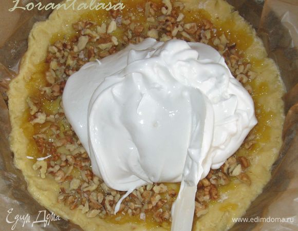 Выложить взбитые белки на корж и распределить по нему ломаткой.