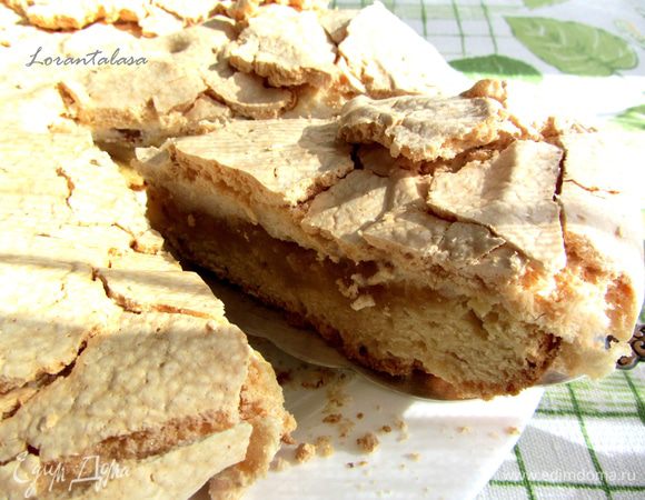 Выпекать при температуре 160 градусов 50-55 минут. Оставить торт на 10 минут в выключенной духовке с приоткрытой дверцей, чтобы безе подсохло и не присело от смены температур. Подавать охлажденным. 