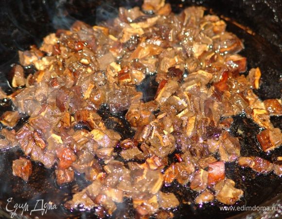 Обжарить грибы с луком. Перемешать с рисом. Соль-перец. Добавить 1-2 яйца. Добавить рыбную мякоть. Хорошо вымешать. Нафаршировать рыбу, плотно набивая ее фаршем. 