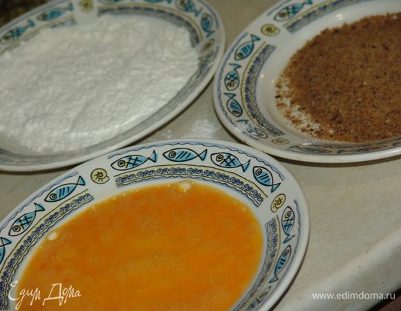 Тушку обвалять в муке (соль-перец), потом - в яйце, потом - в сухарях и обжарить на подсолнечном масле до золотистой корочки. 