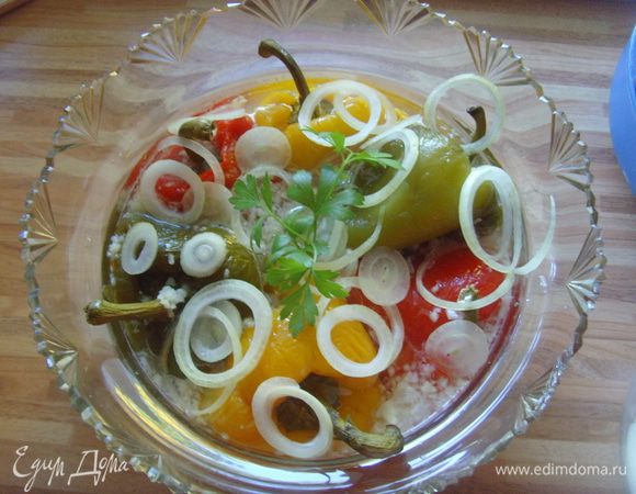 для маринада  смешать уксус с тёплой водой(1:3), солью, сахаром, выдавленным чесноком(у меня много) и маслом. Маринад должен получиться кисло- сладким, но больше кислым, чем сладким и его должо хватить чтоб покрыть перцы до шапочек. Залить перцы маринадом и оставить настаиваться на ночь при комнатной температуре. Украсить кольцами лука.