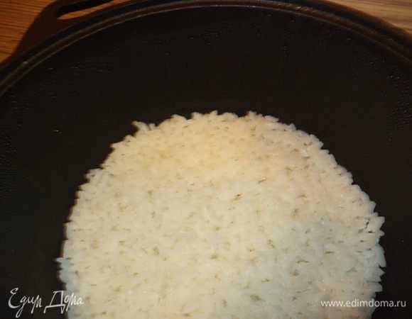 Замесите пресное сдобное тесто (подробно описано в рецепте вак бэлиш) и уберите в холодильник. Отварите рис в пропорции 1 к 2, немного подсолив. Сварите яйца.