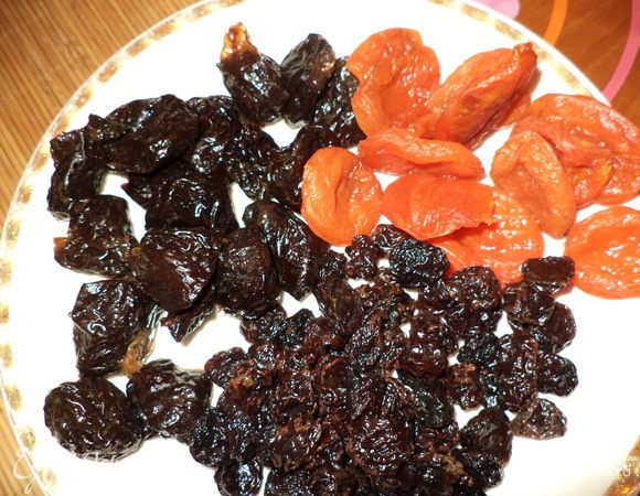 Приготовьте сухофрукты — их мало не бывает! Если они сухие, то лучше предварительно замочить. Измельчите чернослив и курагу.