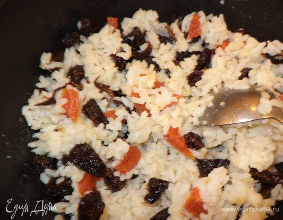 Перемешайте рис с сухофруктами.