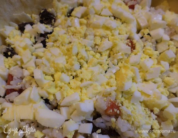 Нарежьте яйца кубиками. Я это делаю прямо на ладони. 