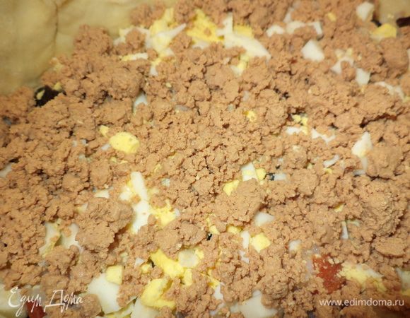 Выложите слой творога. 