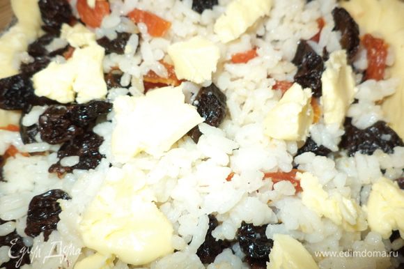 опять слой риса с сухофруктами и кусочками масла