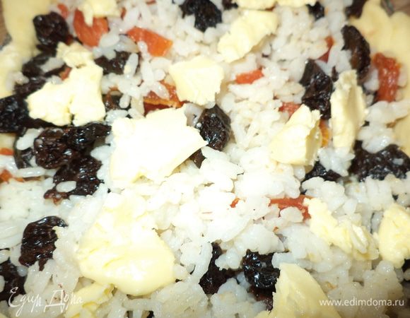 Снова слой риса с сухофруктами и кусочками масла.