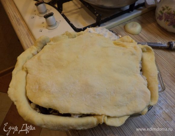 Раскатайте второй слой теста и накройте им начинку. 