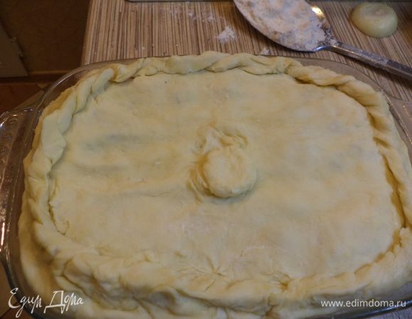 Защипните края «косичкой». Оставьте небольшой кусочек теста, сформируйте шарик. Сделайте в центре пирога отверстие, закройте его шариком. 