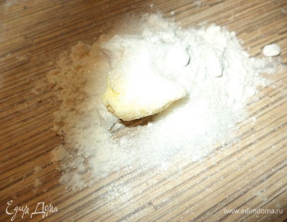 Для обсыпки смешайте масло, сахар, муку.