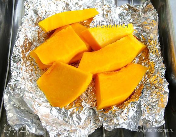 Тыкву очистить, завернуть в фольгу и запечь до мягкости в духовке.
