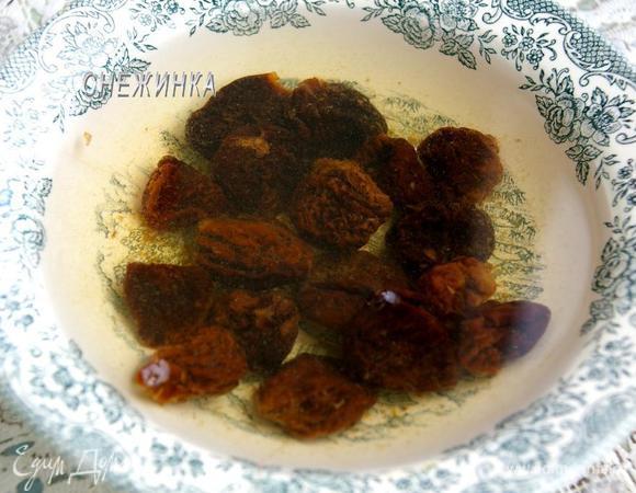 Чернослив залить горячей водой на 5 минут. Затем промыть и дать стечь воде.