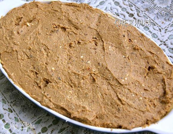 Затем для второго слоя взбиваем в блендере творог с черносливом и желтком. Равномерно распределяем поверх творожно-тыквенного слоя.