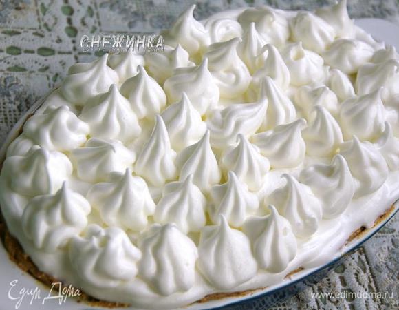 Верхним слоем распределяем белковую массу. Я вначале тонким слоем разложила белки в форме, затем с помощью кондитерского мешка сверху отсадила красивые узоры.

