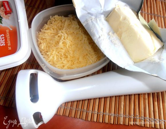 Для застывания и придания формы добавим 3ст.л.сливочного масла комнатной температура.