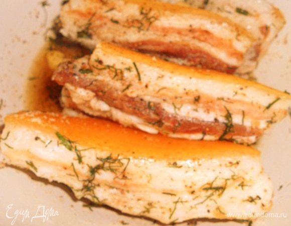 сало нарезать на небольшие кусочки,добавить мелко порезанный чеснок,укроп,перц и кориандр,розмарин по желанию,немножко прованских трав,все хорошо перемешать