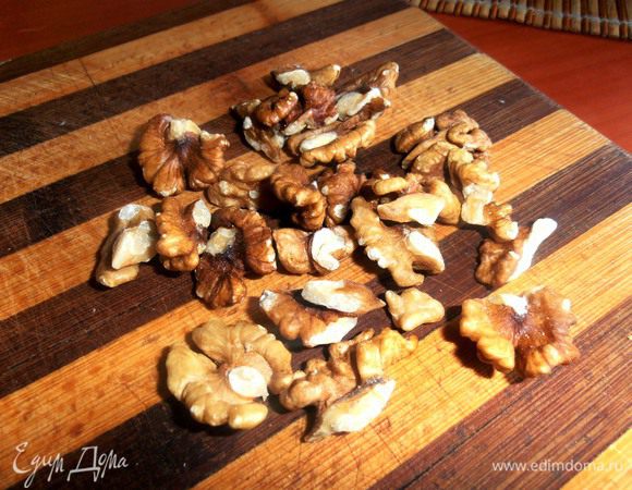 Грецкие орехи пустим под блендер в основную массу или покрошим ножом,чтобы чувствовались кусочки!