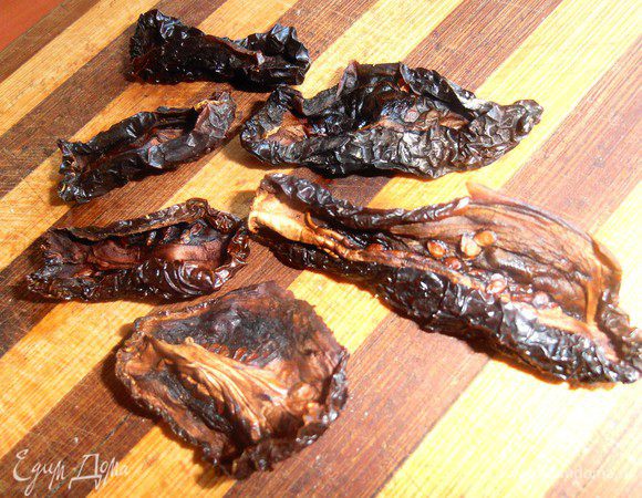 Вяленые помидоры тоже на кусочки и под блендер+базилик.