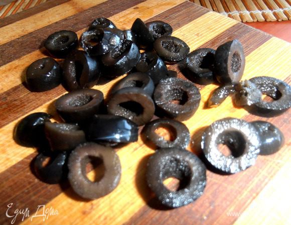 Оливки у меня уже были без косточек и нарезаны,я решила слегка их покрошить без блендера,чтобы видны были кусочки в сыре.