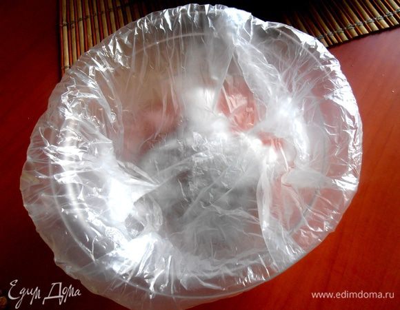 Выстилаем на дно пищевую плёнку или простой фасовочный пакет,края отворачиваем для удобного вынимания.