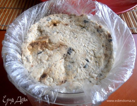 Выкладываем нашу взбитую блендером массу(кроме оливок,они просто перемешаны ложкой) и утрамбовываем ложкой,чтобы не остались пустоты!