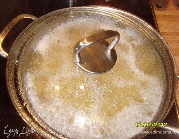 поставим варить макароны, недоваривая минуты 3- 4 до готовности.