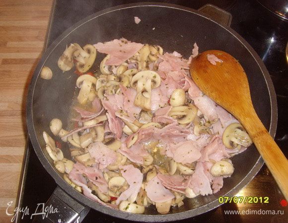 крошим пластинками грибы, тушим на оливковом масле. Ветчину рвём руками и  добавляем к грибам.