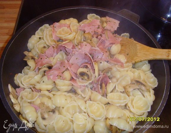 заливаем сливками, прогреваем несколько минут всё вместе и желаем друг другу приятного аппетита.