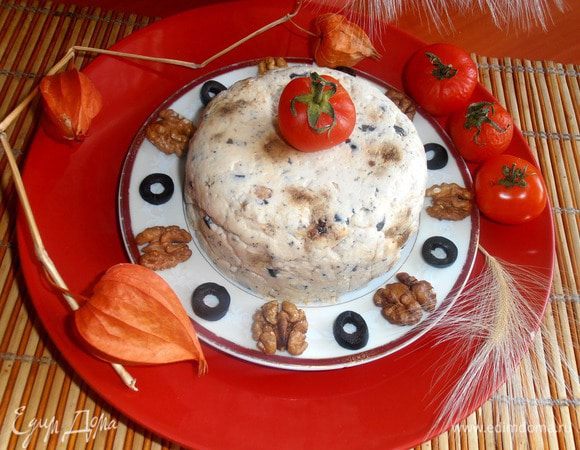 Украшаем половинками грецкого ореха и кружочками оливок,но и помидорки тоже весело тут смотрятся!