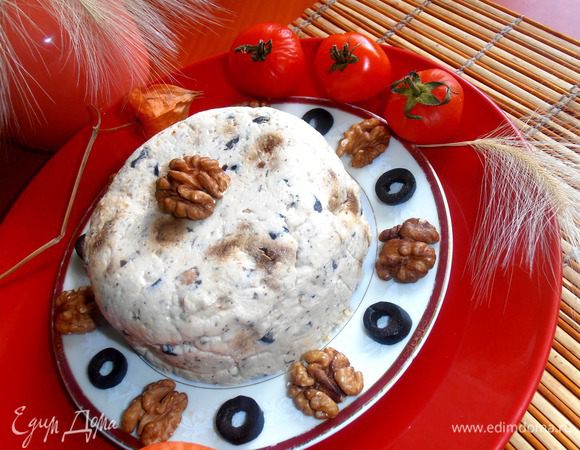 Такая закуска,если её прикрыть,хранится в холодильнике несколько дней,ведь сразу столько сыра не съешь!