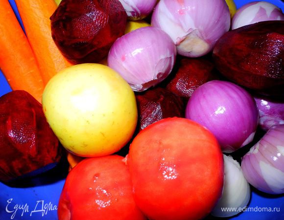 Все очень просто. Подготовим овощи - помоем и очистим.