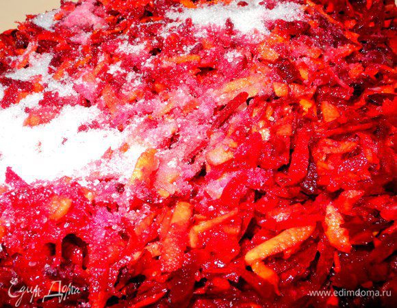 Затем нужно их измельчить. Варианты разные: на крупной терке, через мясорубку (измельчитель) или с помощью комбайна. Раньше я натирала на крупной терке, а сейчас использую для этой цели комбайн, с его помощью все происходит очень быстро (насадку использую как терка). В исходном рецепте лук предлагалось предварительно мелко нарезать и обжарить, но сейчас я этого не делаю, а измельчаю лук вместе со всеми овощами и тушу.