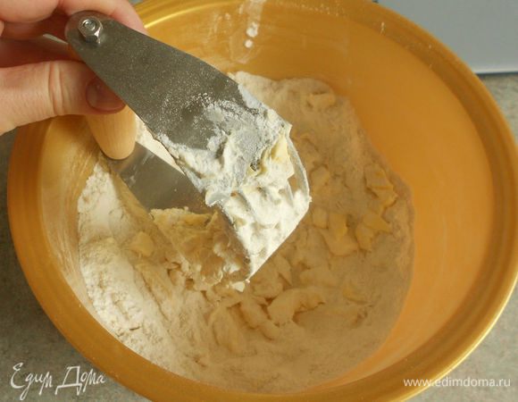 В большой миске смешайте просеянную муку, сахар, соль, пекарский порошок. Добавьте нарезанное масло и порубите все в крошку блендером или ножом.
