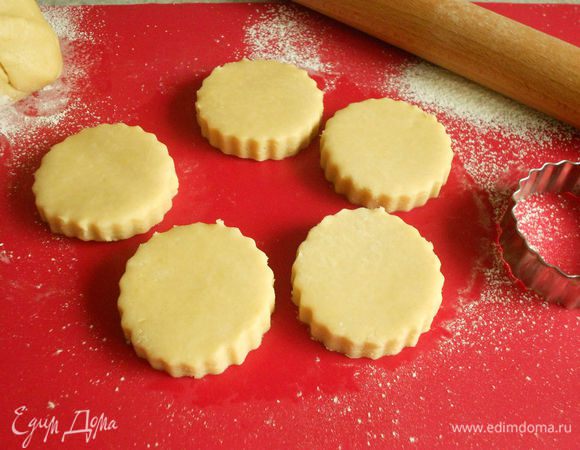 Оставшееся тесто соберите, снова раскатайте и вырежьте кружочки.