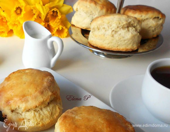 Подавайте с топлеными или взбитыми (вручную венчиком) сливками и любимым джемом. Особенно вкусны сконы в день выпечки, но могут и храниться несколько дней. Их можно замораживать.