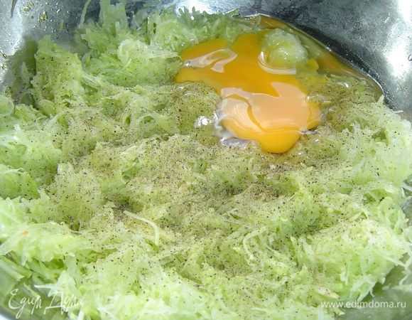 Кабачки натираем на крупной терке, солим и даем постоять минут 10, а затем хорошенько отжимаем. Добавляем яйцо,