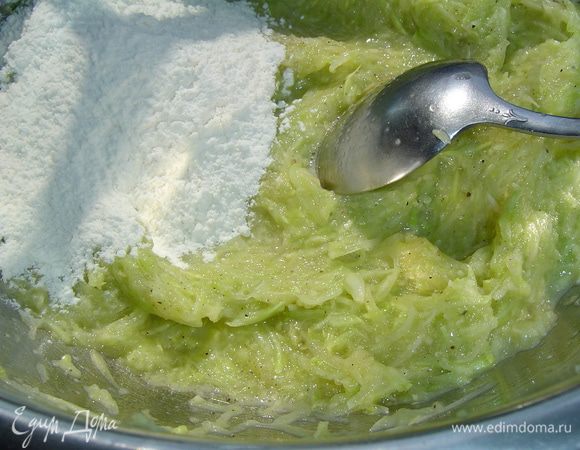 перец молотый, муку и манку и хорошенько перемешиваем.