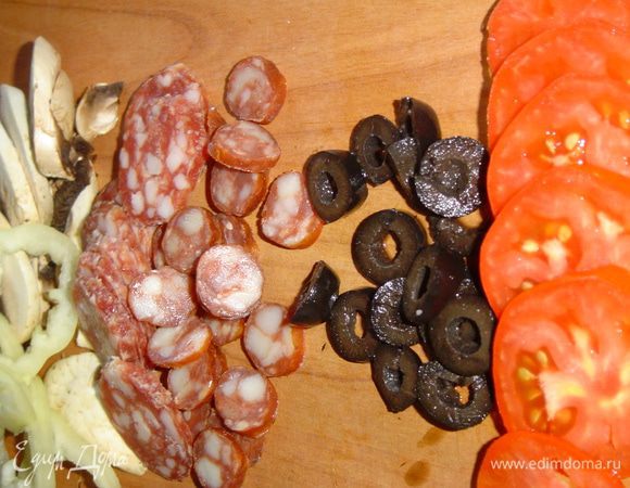 Нарезаем колбасу, сосиски, грибы, помидоры, маслины, а сыр натираем на мелкой терке.