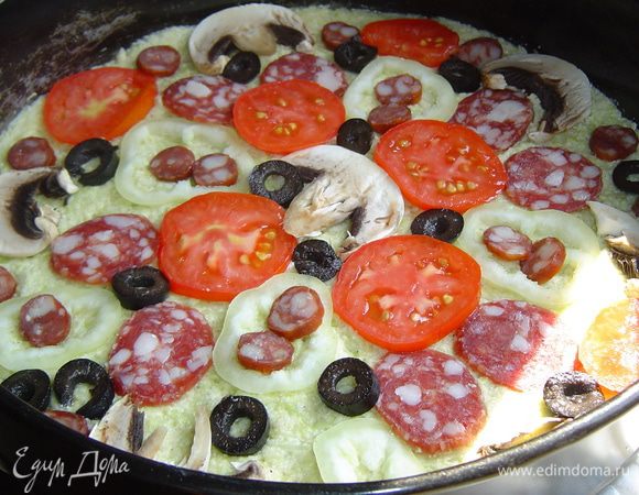 Все ингредиенты, кроме сыра, выкладываем сверху на тесто.