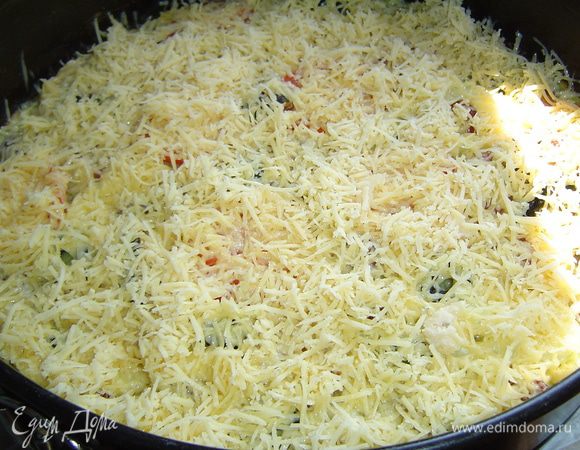  Выпекаем при температуре 190 гр. 30 минут, а затем посыпаем сыром и еще печем 15 минут.