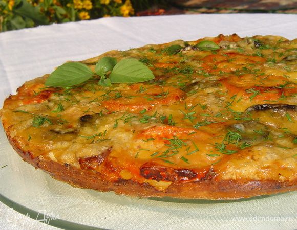 Даем остыть пицце в форме.