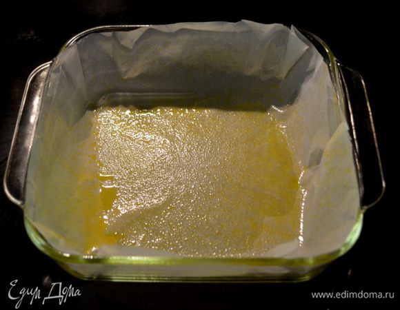 Разогреть духовку на 180 гр.Смажем форму слив.маслом.Выложим пергамент бумагой для выпечки,смажем также бумагу.Отставим в сторону.