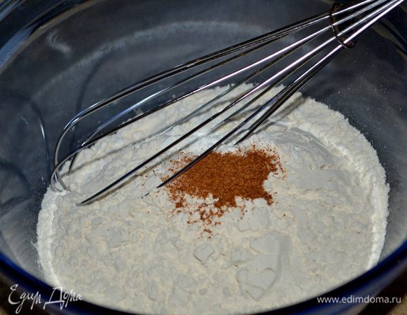 Смешать муку,разрыхлитель,кайен.перец,соль в большой чаше.Отставить в сторону.